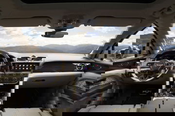 Vista delantera del habitáculo del Bentley Bentayga, destacando su elegancia y acabados de lujo.