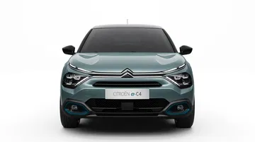 Vista frontal del Citroën C4 destacando el diseño de su parrilla.