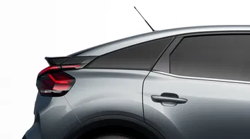 Vista lateral trasera del Citroën C4 destacando su diseño aerodinámico.
