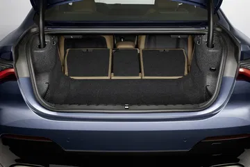 Vista del maletero amplio y práctico del BMW Serie 4, con acabados premium.