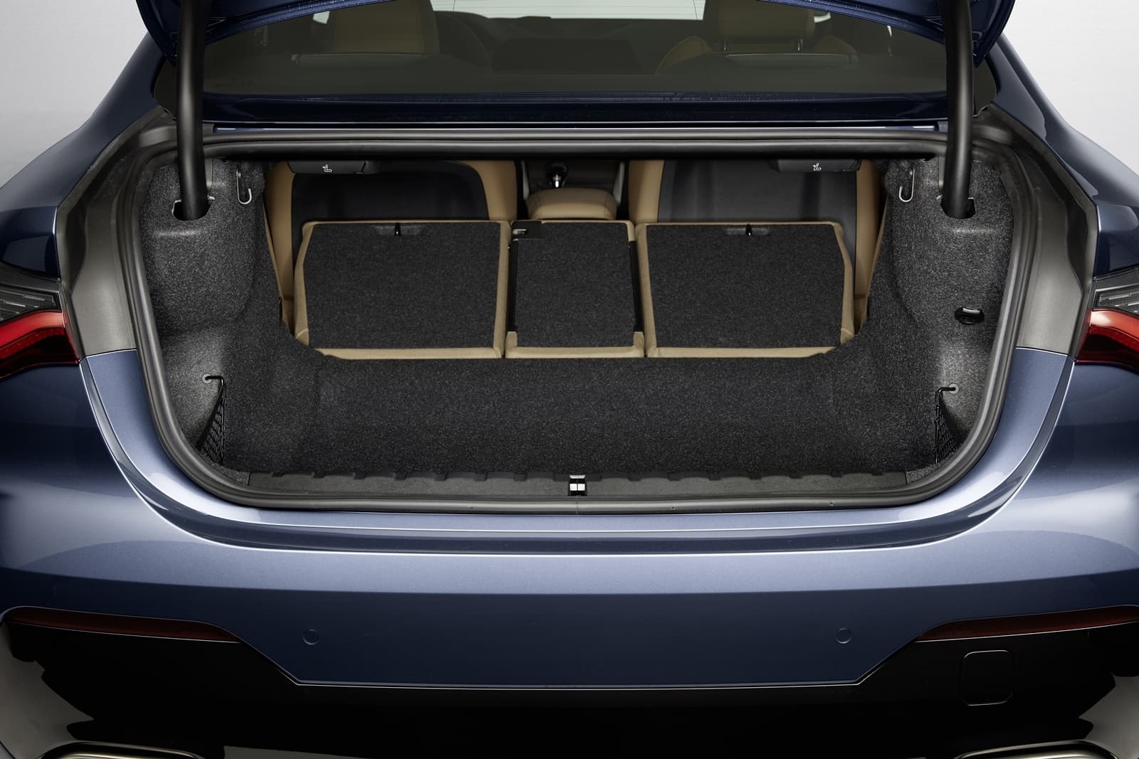 Vista del maletero amplio y práctico del BMW Serie 4, con acabados premium.