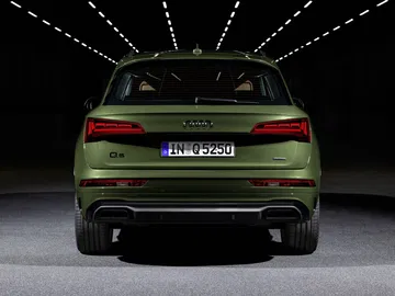 Impresionante vista trasera del Audi Q5 destacando su diseño de luces y escapes