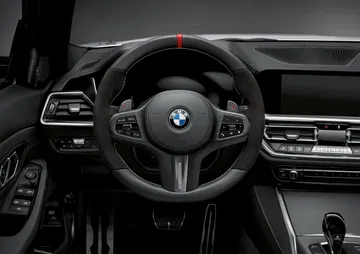 Volante deportivo BMW Serie 4 con emblema central y comandos integrados.
