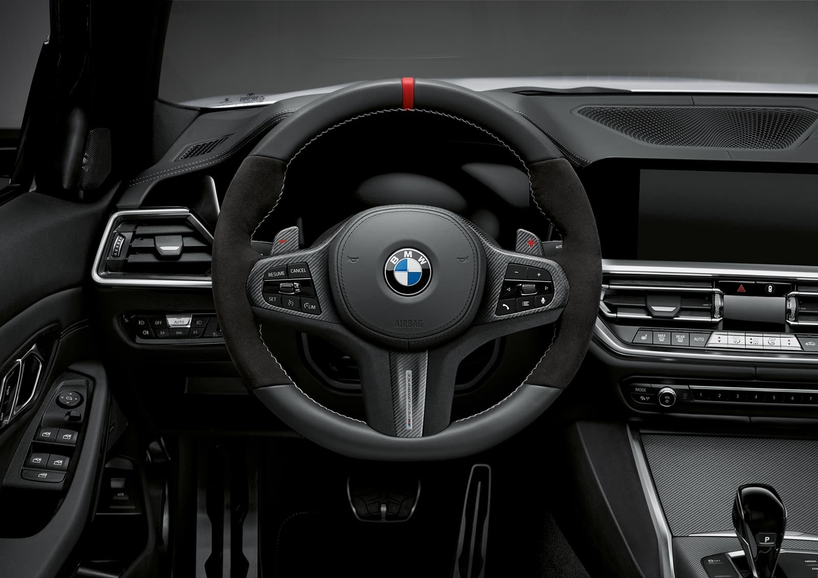 Volante deportivo BMW Serie 4 con emblema central y comandos integrados.