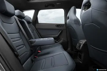 Vista de los asientos traseros, mostrando tapizado y diseño ergonómico.