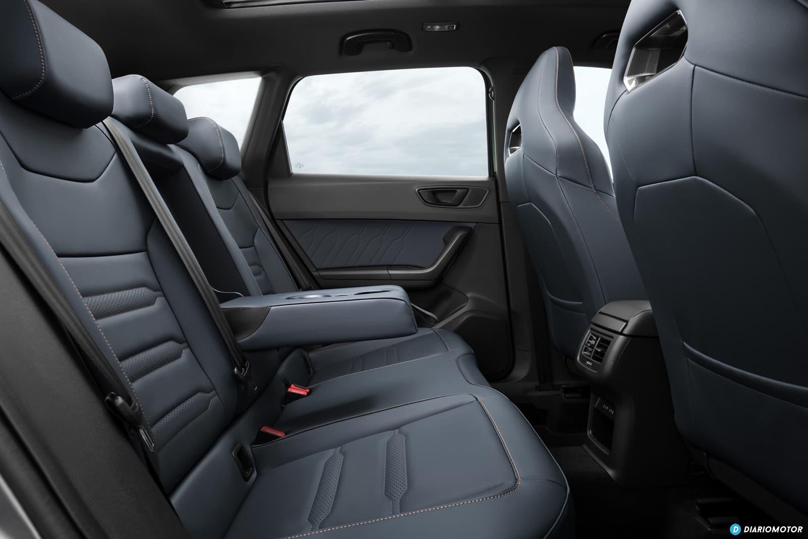 Vista de los asientos traseros, mostrando tapizado y diseño ergonómico.