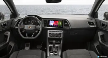 Vista del tablero y centro de mando del CUPRA Ateca, destacando su refinamiento.