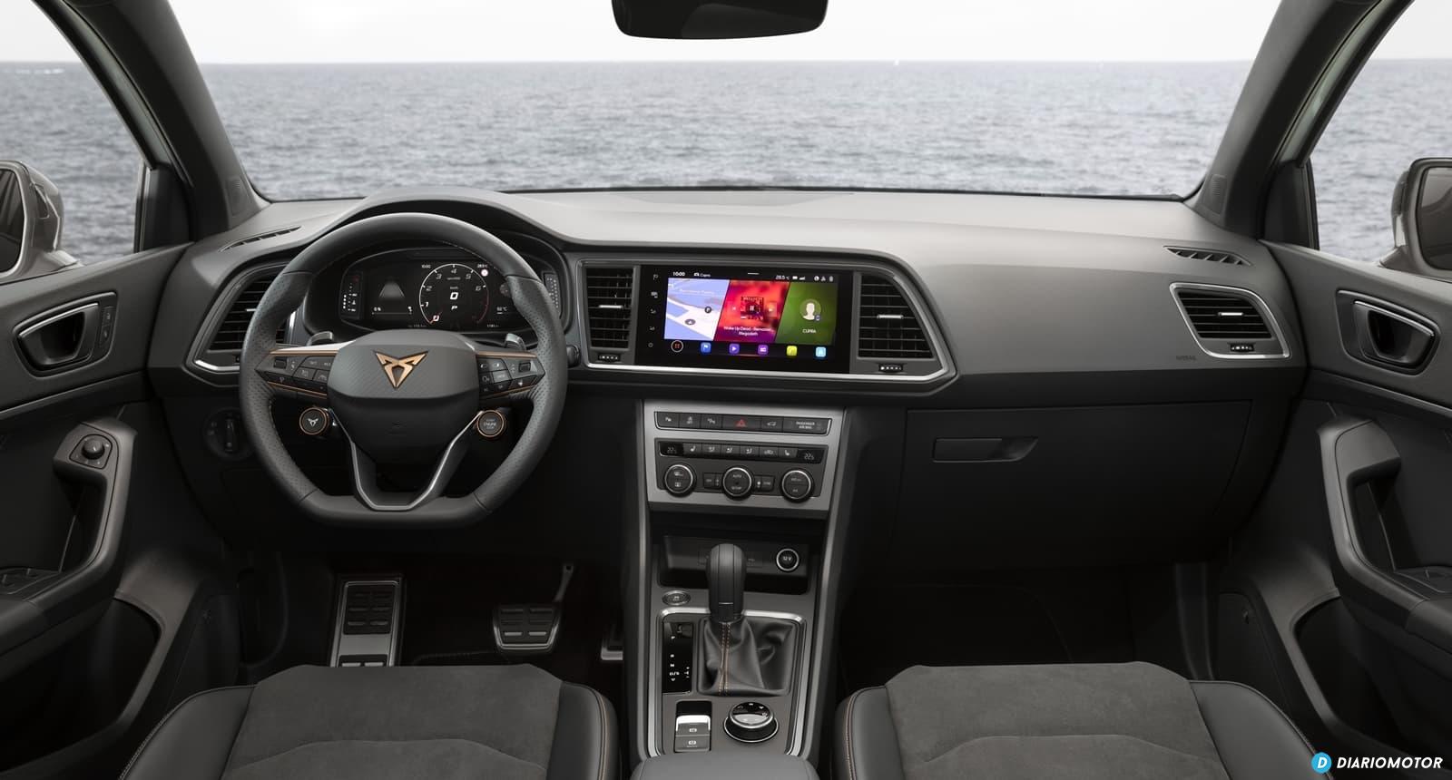 Vista del tablero y centro de mando del CUPRA Ateca, destacando su refinamiento.