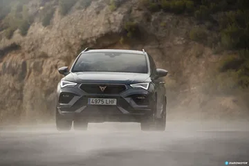 Vista dinámica del CUPRA Ateca enfatizando su estabilidad y diseño agresivo
