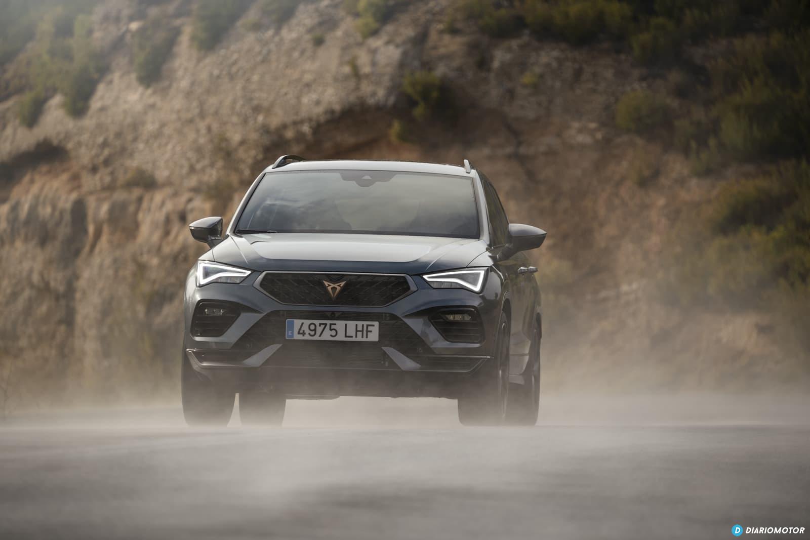 Vista dinámica del CUPRA Ateca enfatizando su estabilidad y diseño agresivo