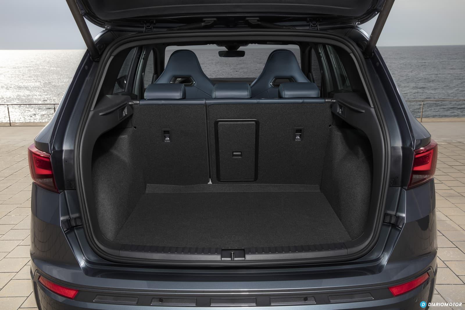 Amplio maletero del CUPRA Ateca con acabados premium y espacio generoso.