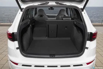 Vista del maletero abierto del CUPRA Ateca, amplio y bien acabado.