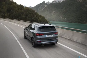 Vista trasera y lateral de un CUPRA Ateca en movimiento, demostrando su diseño deportivo.