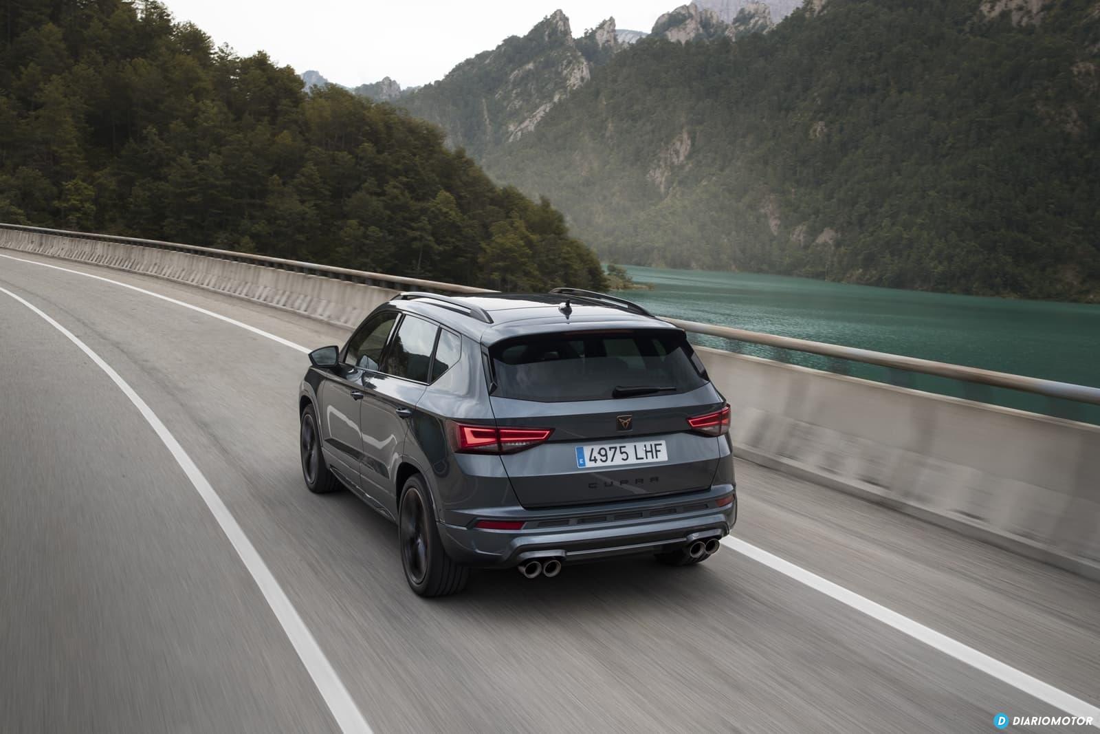 Vista trasera y lateral de un CUPRA Ateca en movimiento, demostrando su diseño deportivo.