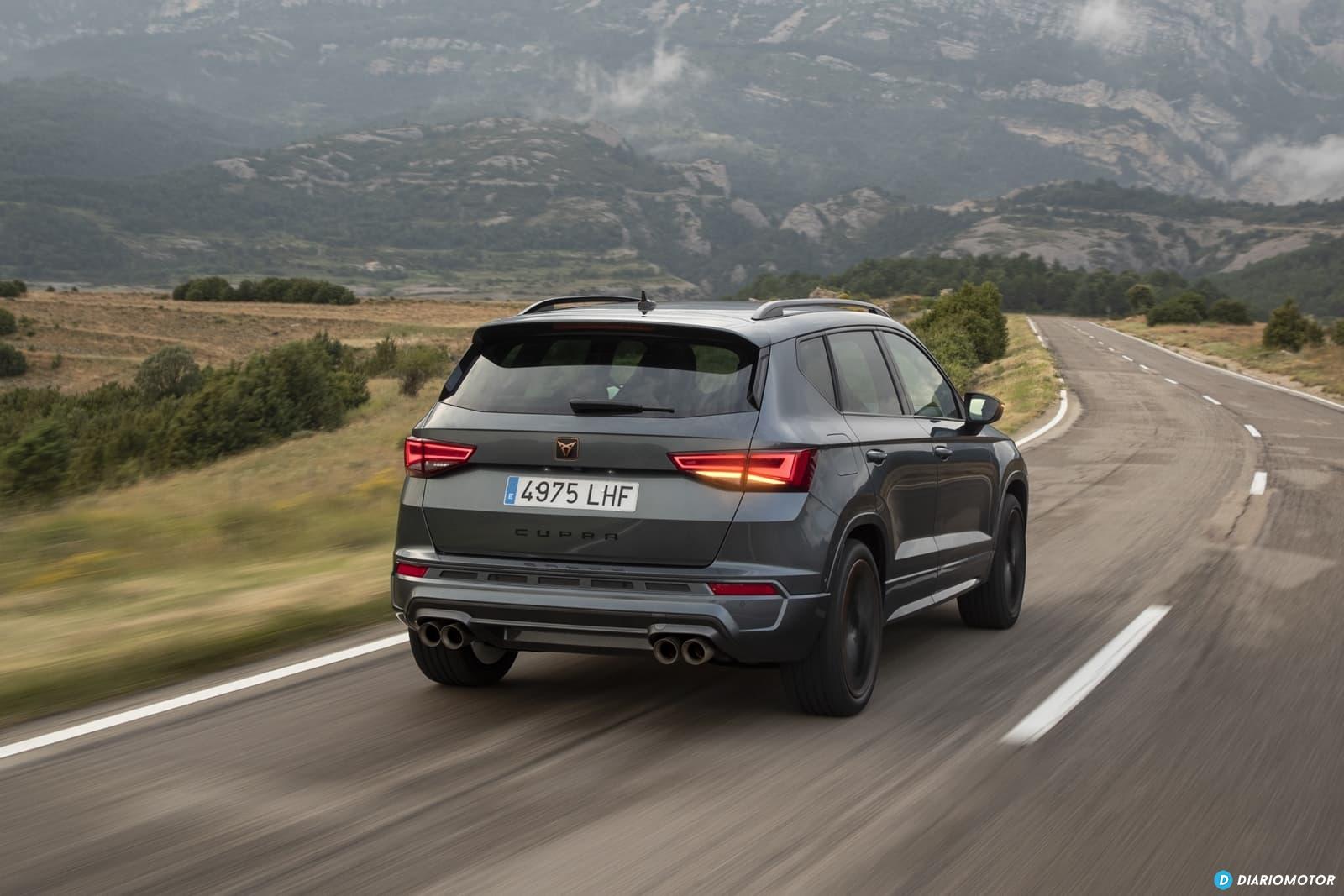 Vista dinámica del CUPRA Ateca demostrando su capacidad en carretera.