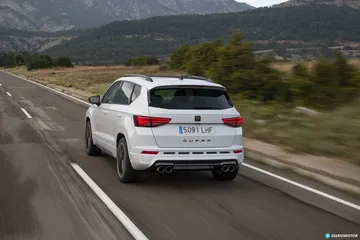 Vista dinámica del CUPRA Ateca mostrando su diseño trasero y lateral.