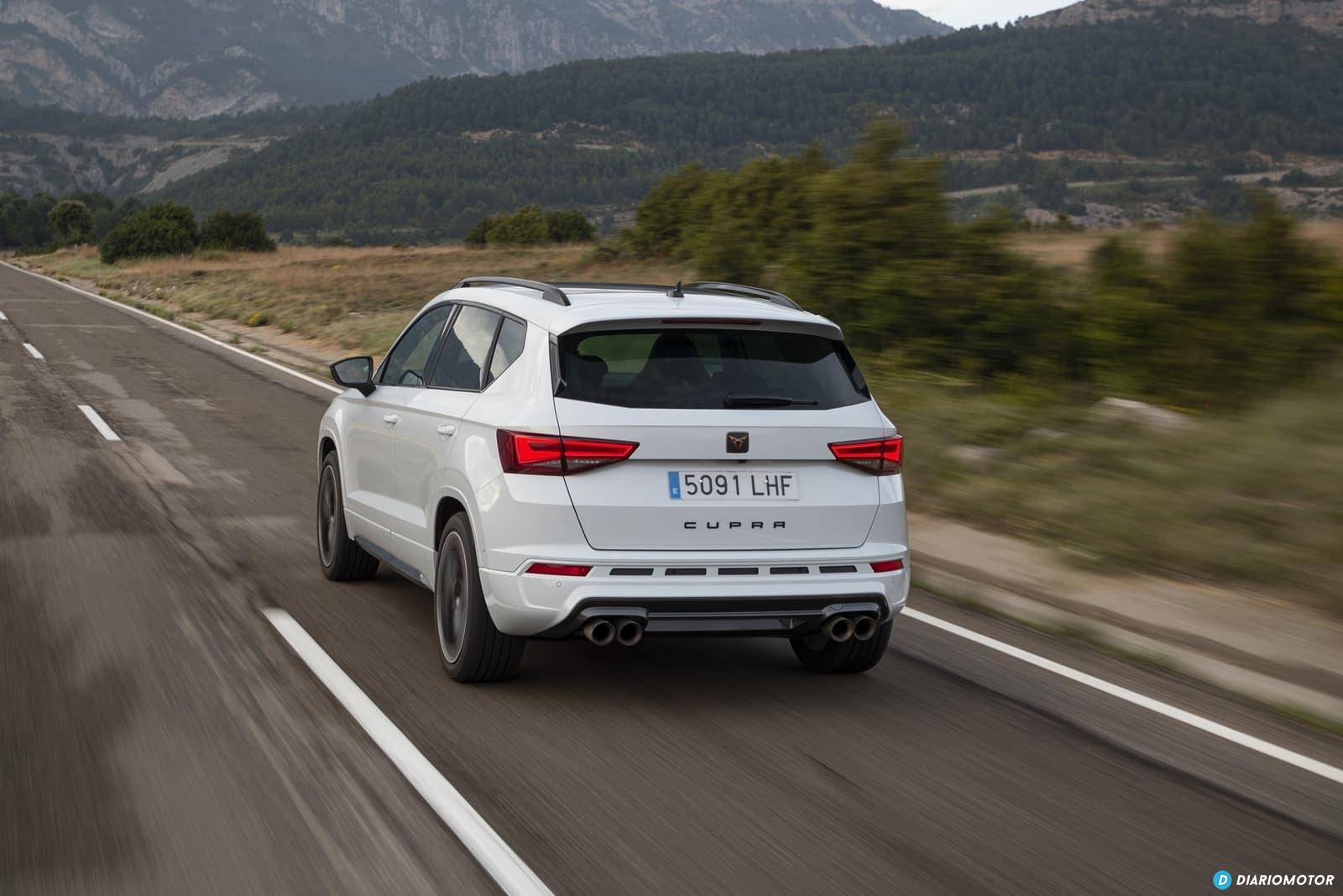Vista dinámica del CUPRA Ateca mostrando su diseño trasero y lateral.