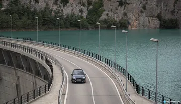 Vista delantera y lateral del CUPRA Ateca en carretera de montaña