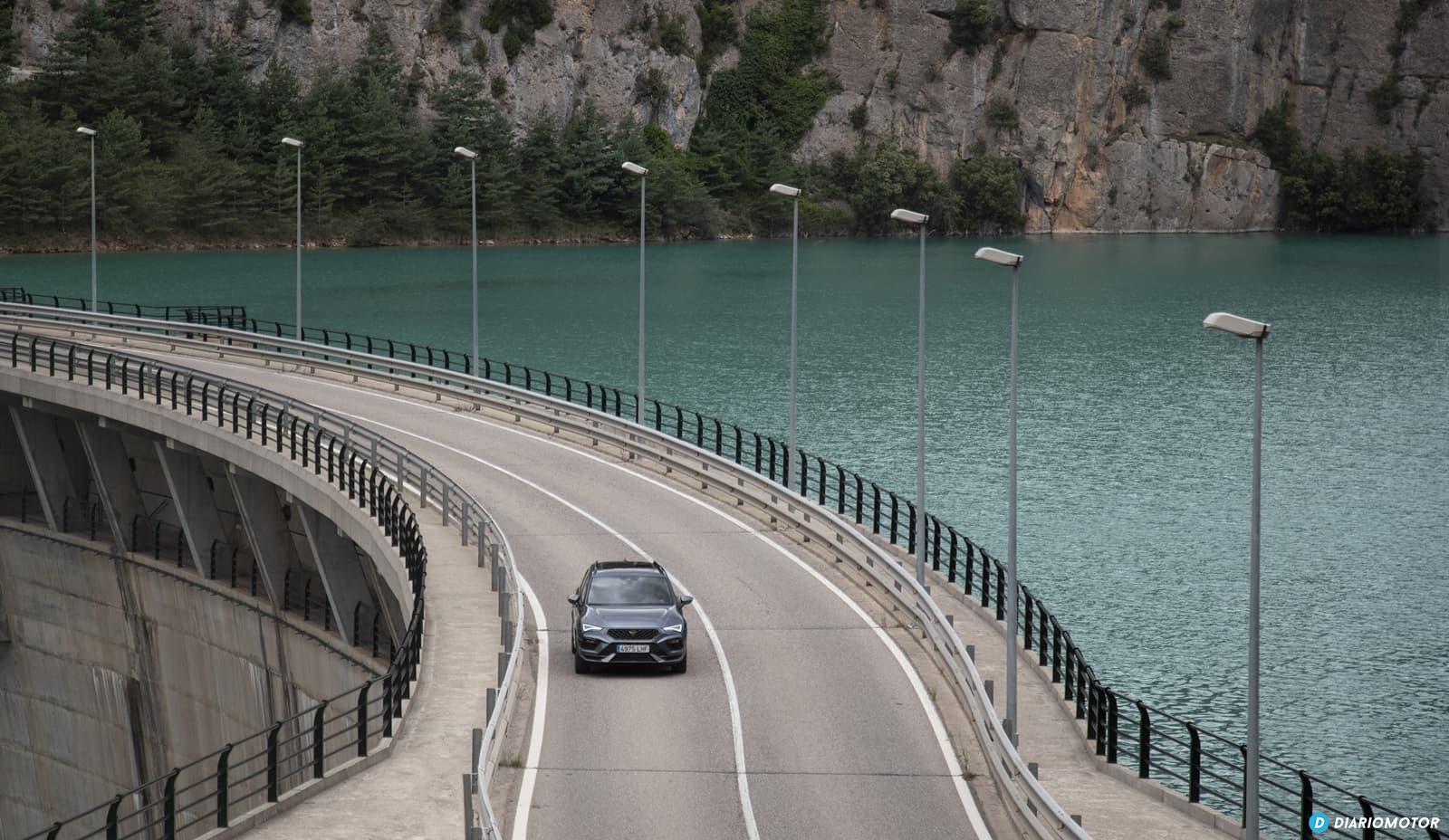 Vista delantera y lateral del CUPRA Ateca en carretera de montaña