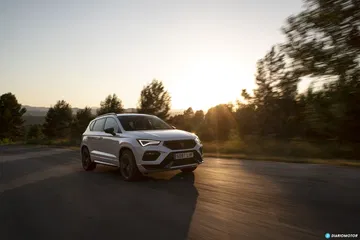 CUPRA Ateca en marcha, mostrando su dinamismo y diseño lateral.