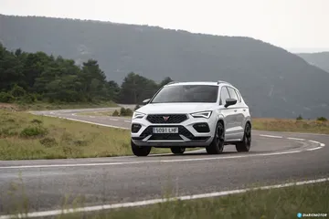 CUPRA Ateca mostrando su dinámica en curvas abiertas.