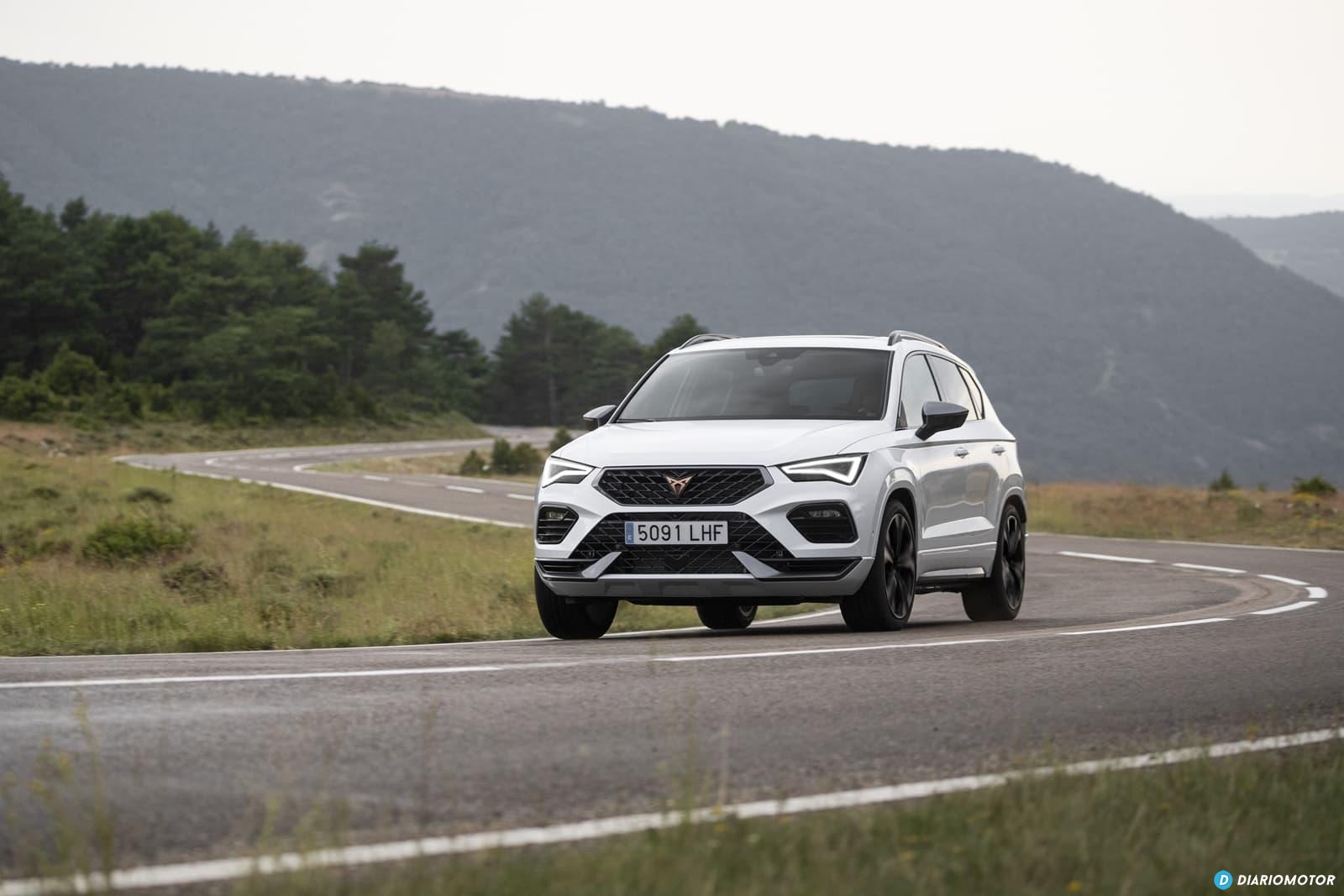 CUPRA Ateca mostrando su dinámica en curvas abiertas.