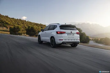 Vista dinámica del CUPRA Ateca rodando por carretera abierta.