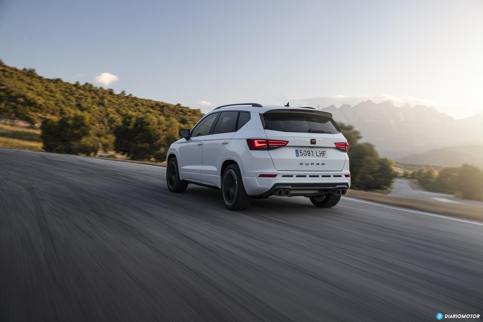 Vista dinámica del CUPRA Ateca rodando por carretera abierta.