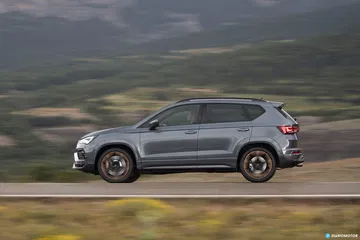 Vista dinámica lateral del CUPRA Ateca mostrando su diseño deportivo.
