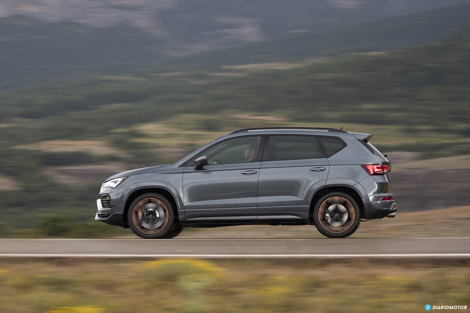 Vista dinámica lateral del CUPRA Ateca mostrando su diseño deportivo.