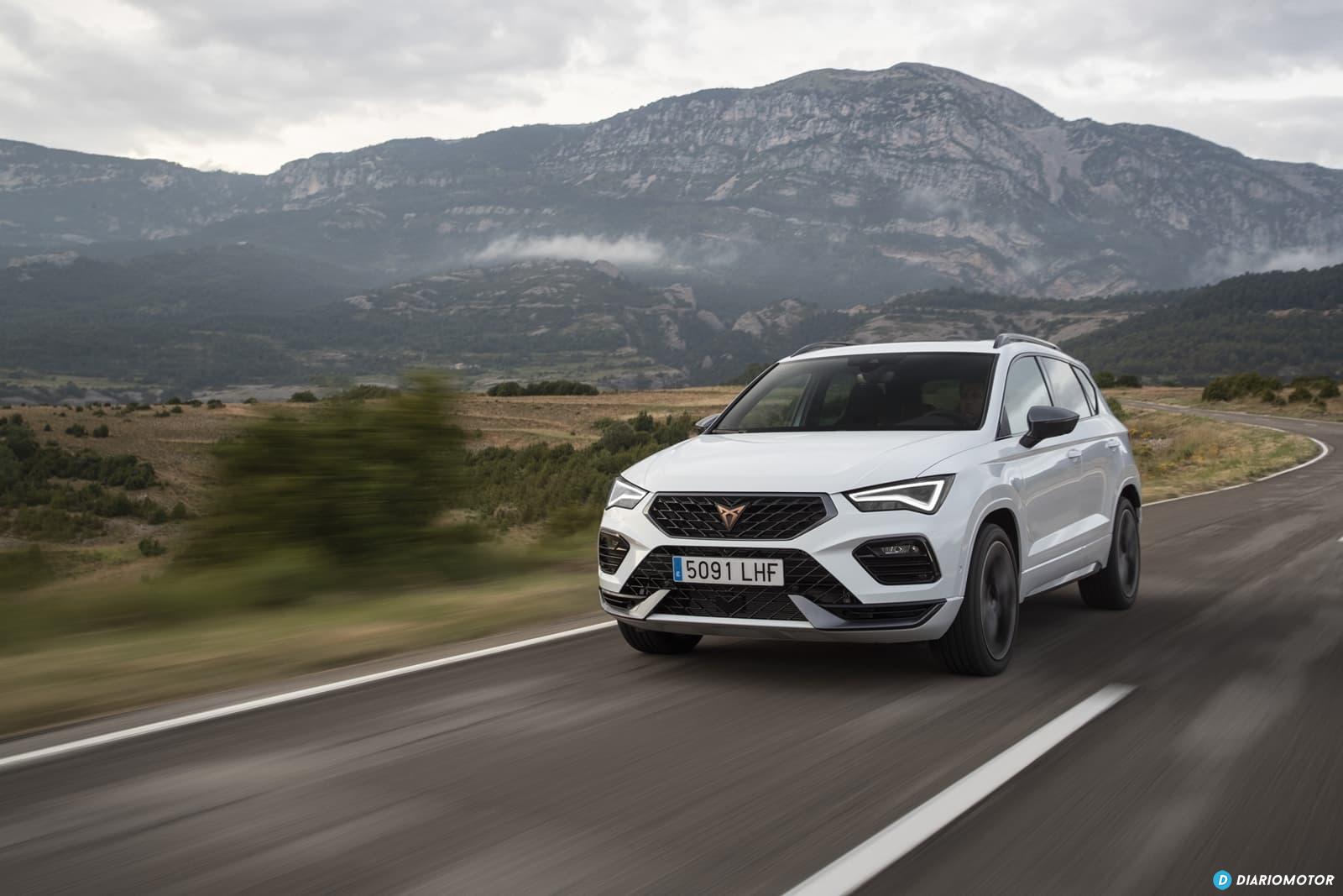 Dinámica lateral del CUPRA Ateca enfatizando su deportividad.