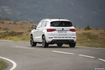 La trasera del CUPRA Ateca mostrando su diseño y deportividad en movimiento.