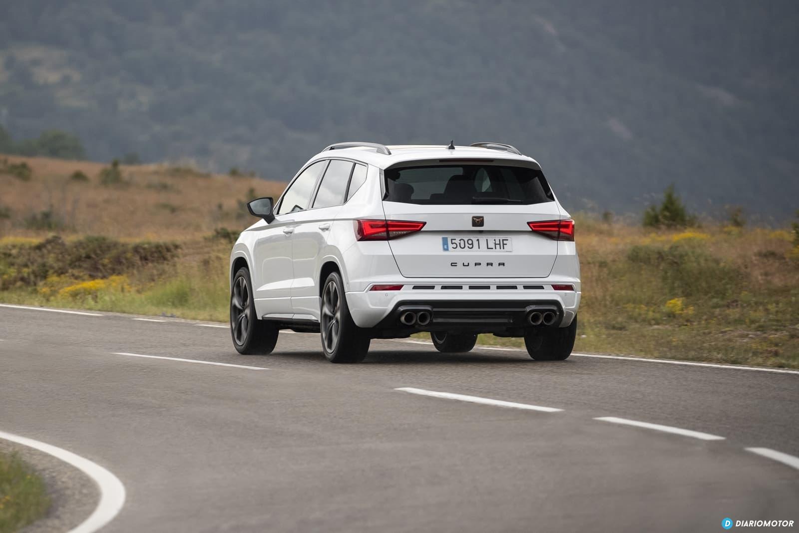 La trasera del CUPRA Ateca mostrando su diseño y deportividad en movimiento.