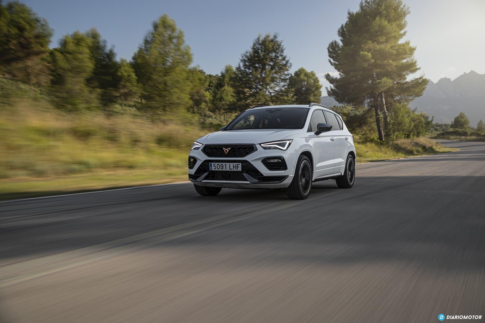 CUPRA Ateca captado en movimiento, mostrando su perfil delantero y lateral.
