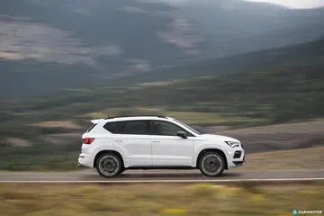 Vista dinámica del CUPRA Ateca desplazándose con elegancia y fuerza.