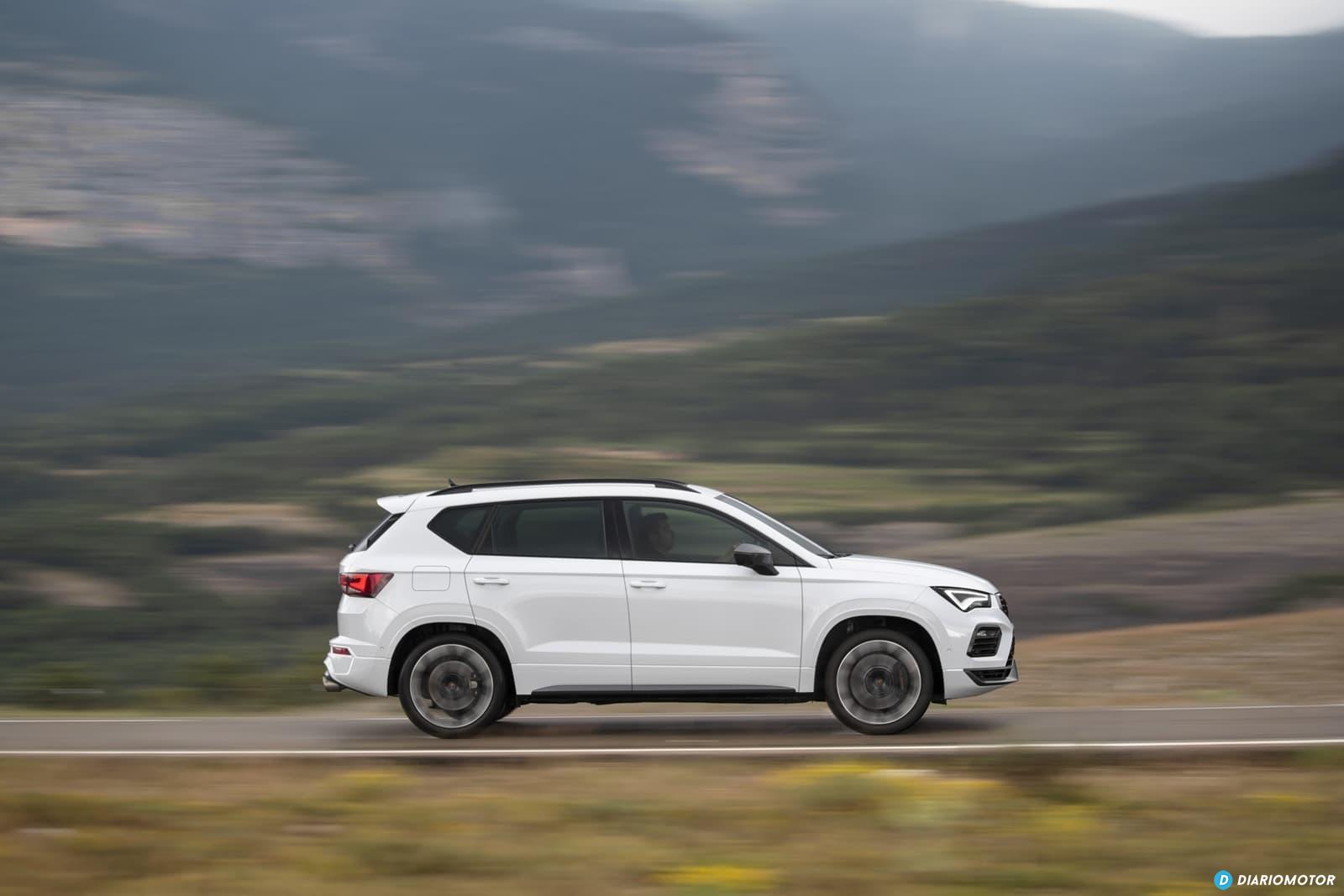 Vista dinámica del CUPRA Ateca desplazándose con elegancia y fuerza.