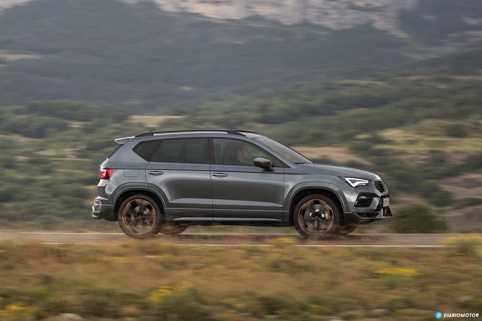 Vista lateral del CUPRA Ateca mostrando su perfil deportivo sobre terreno montañoso.