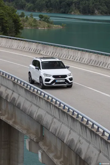 Vista dinámica lateral del CUPRA Ateca en carretera