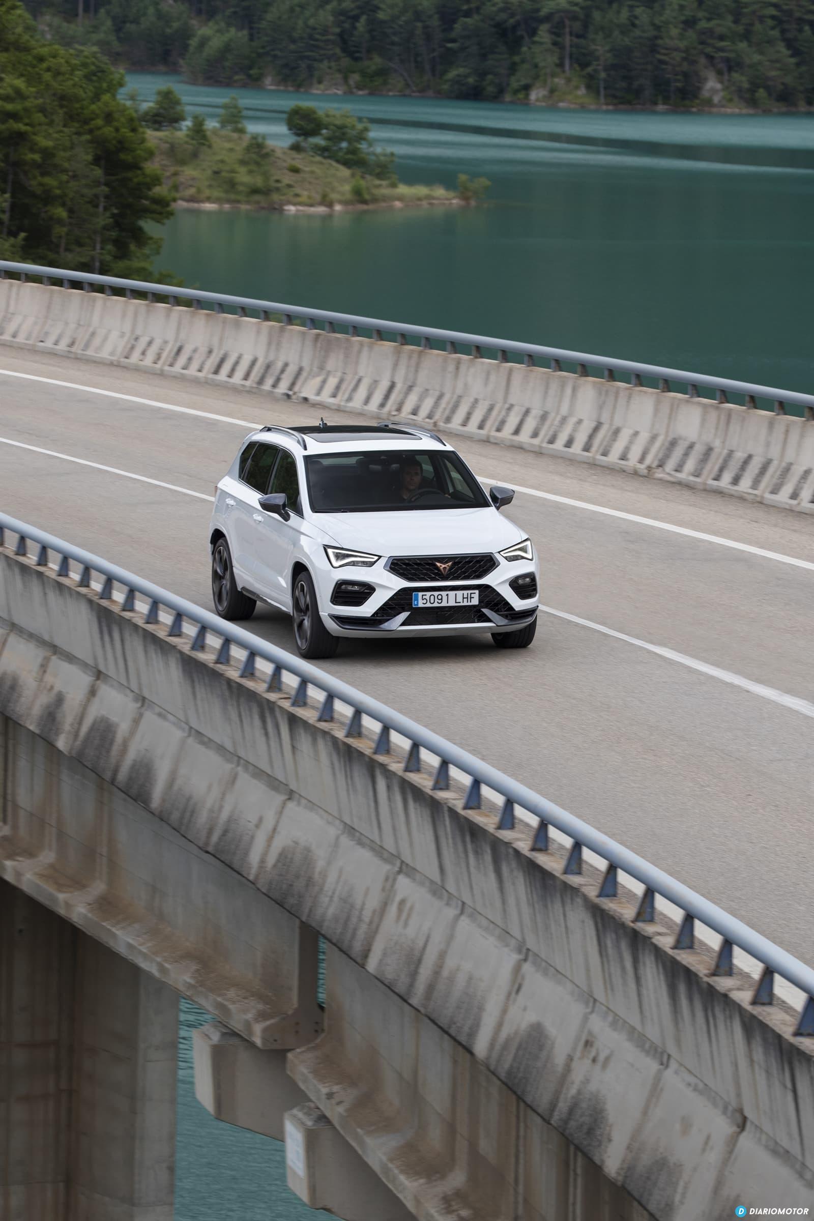 Vista dinámica lateral del CUPRA Ateca en carretera