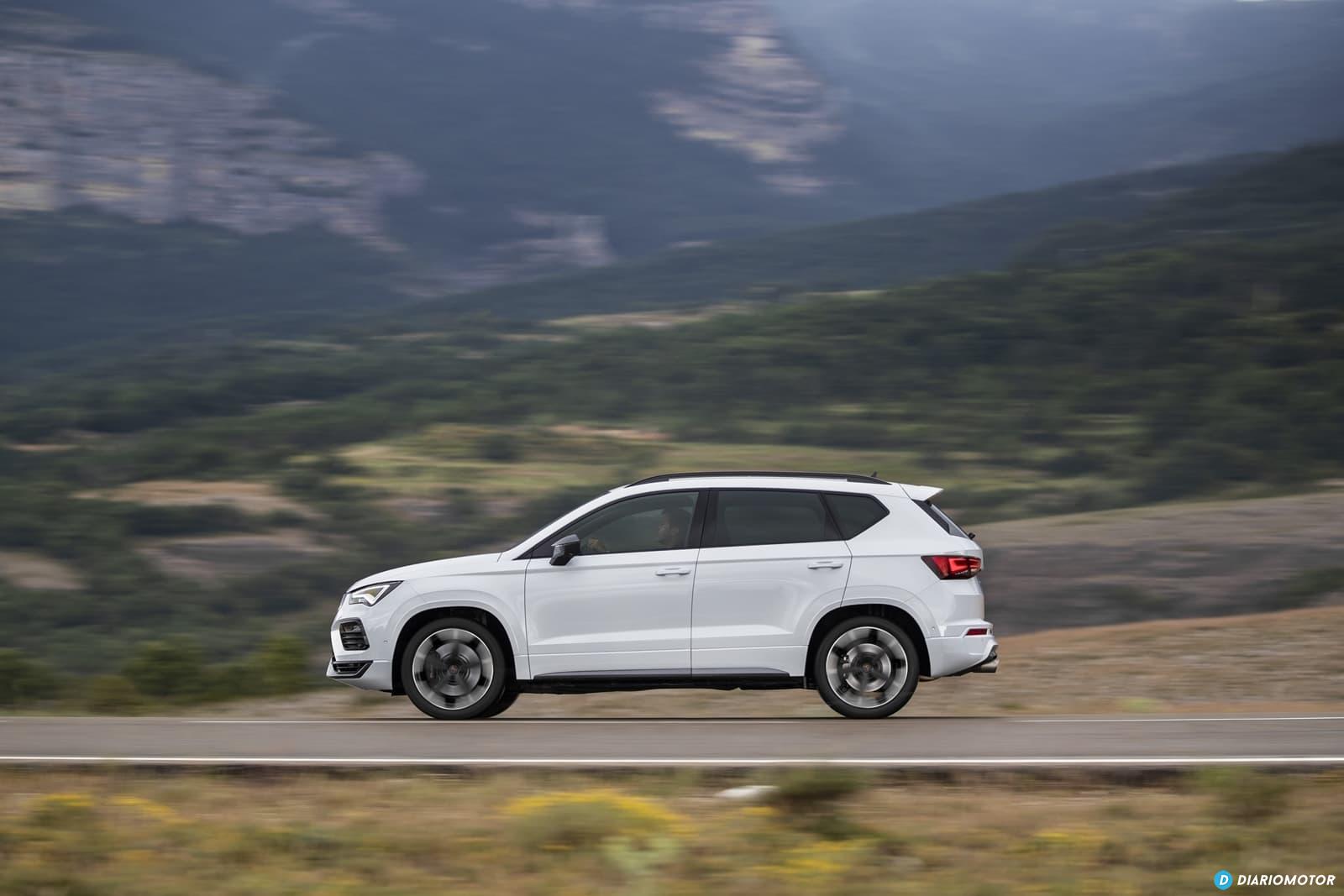 Vista lateral del CUPRA Ateca mostrando su diseño dinámico y robusto.