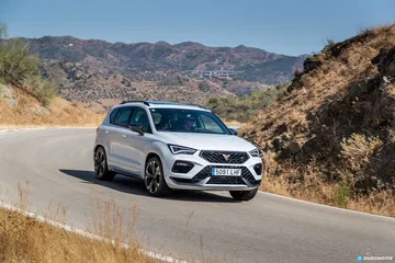 CUPRA Ateca mostrando su perfil lateral en movimiento.