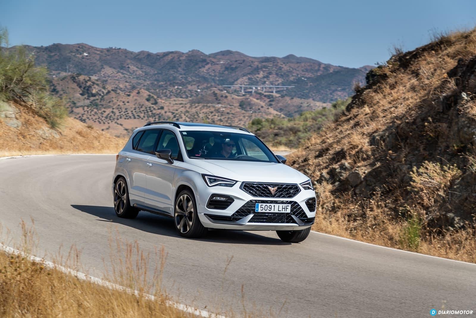 CUPRA Ateca mostrando su perfil lateral en movimiento.