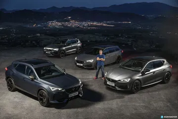 Vista nocturna de la gama CUPRA, destacando la silueta del Ateca.