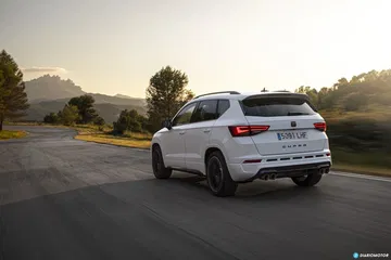 Vista trasera y lateral del CUPRA Ateca realzando su diseño deportivo.