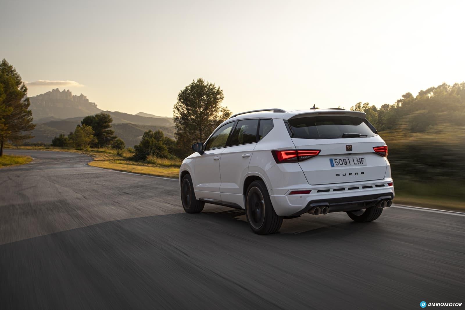 Vista trasera y lateral del CUPRA Ateca realzando su diseño deportivo.
