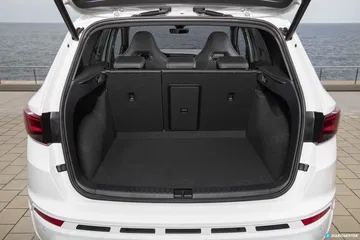 Amplio maletero del CUPRA Ateca, destacando su capacidad y modularidad.