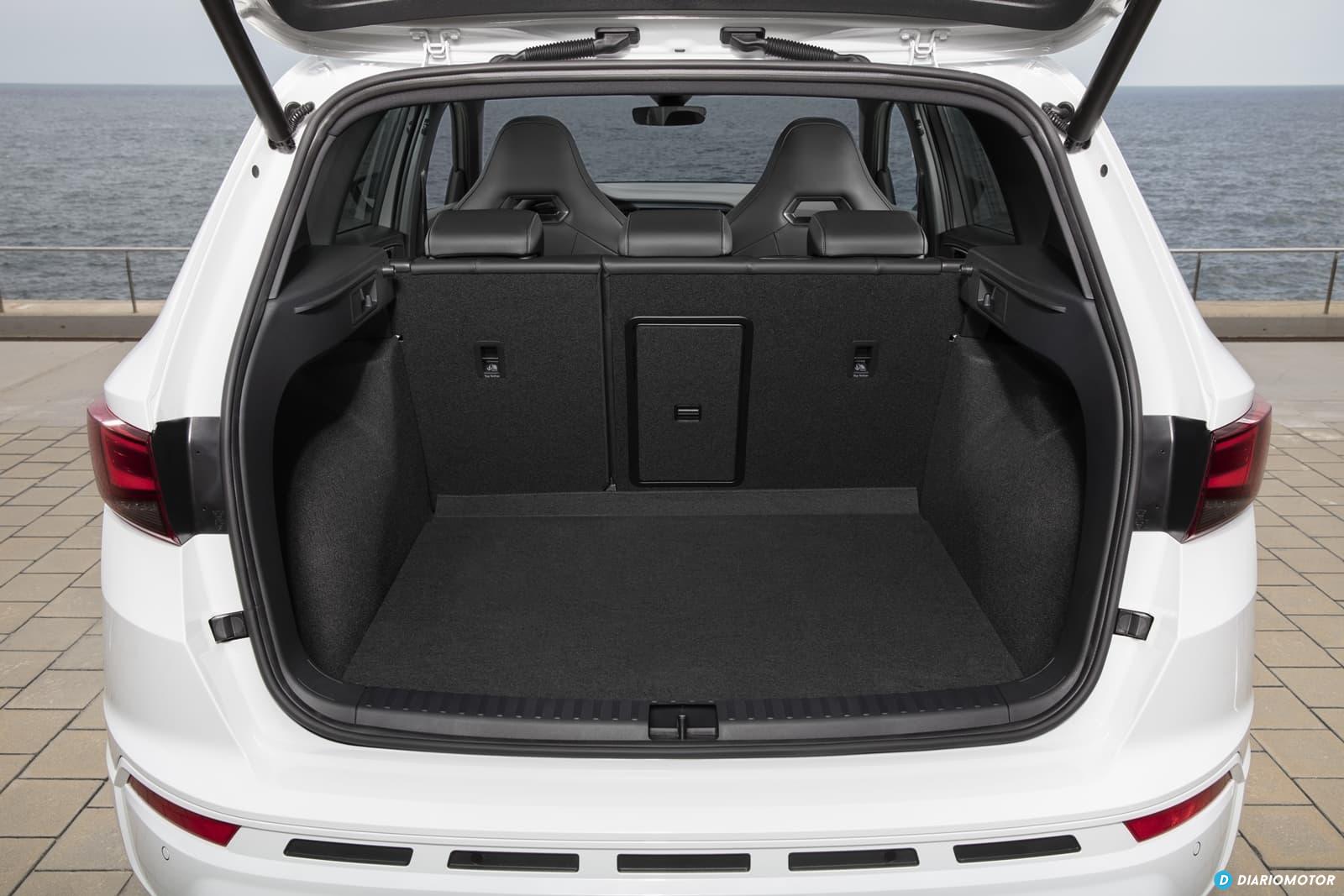 Amplio maletero del CUPRA Ateca, destacando su capacidad y modularidad.