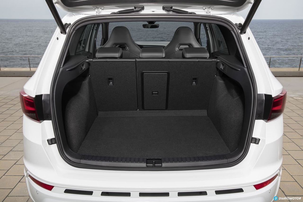 Amplio maletero del CUPRA Ateca, destacando su capacidad y modularidad.