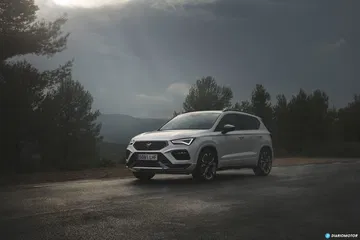 Vista lateral de un CUPRA Ateca, mostrando su diseño dinámico y deportivo.