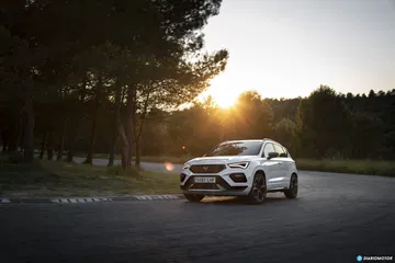 Vista dinámica del CUPRA Ateca con iluminación al atardecer.